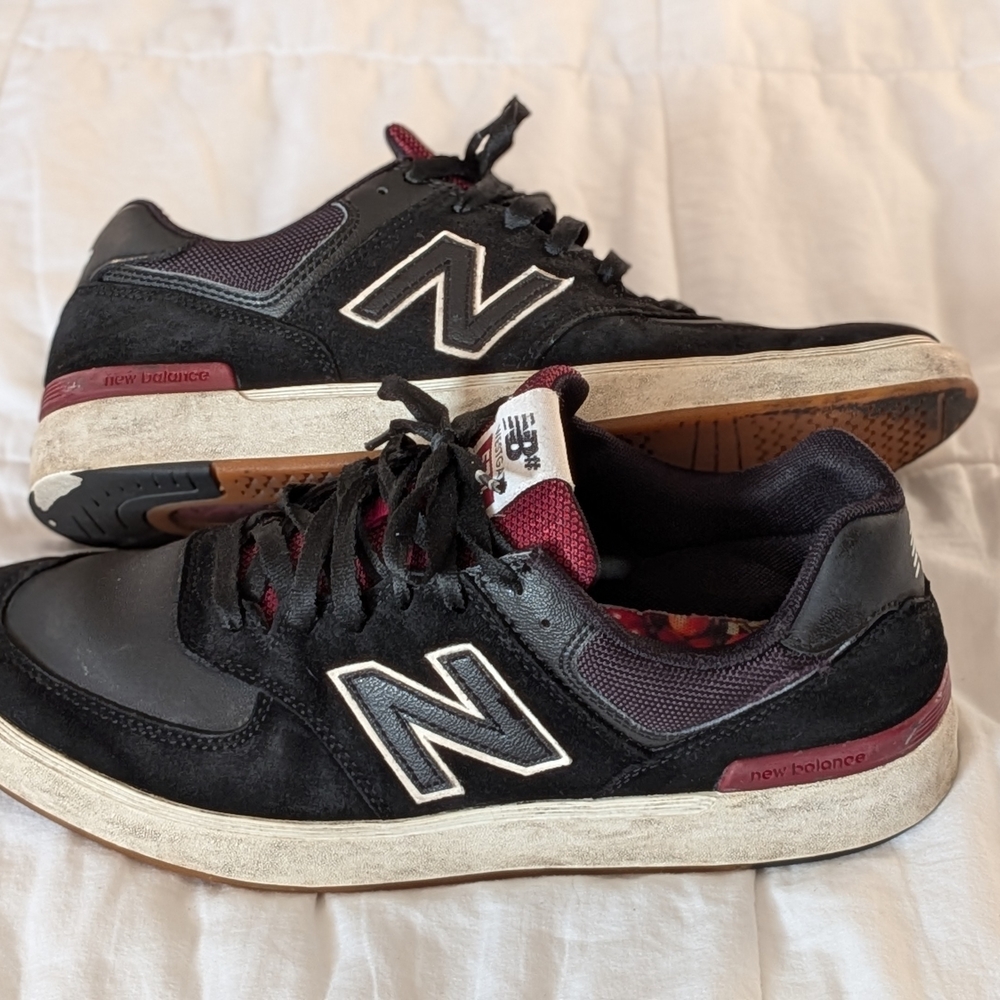 New Balance Men’s Black & Burgundy Casual Sneakers
